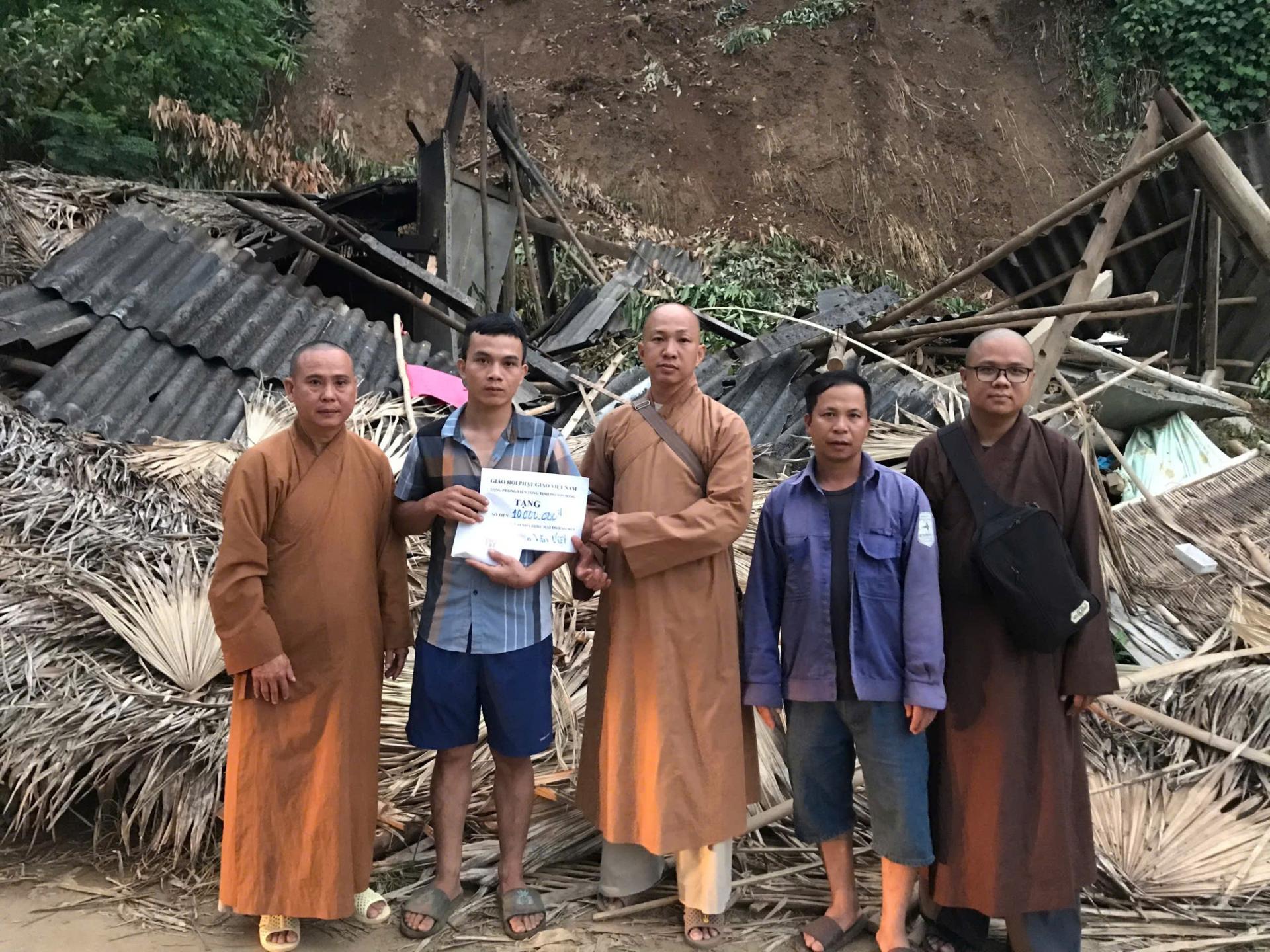 Đoàn Từ Thiện Phật Giáo Tông phong Liên Tông Tịnh Độ Non Bồng thăm và tặng quà tại các địa phương bị ảnh hưởng bởi cơn bão số 3, Yagi